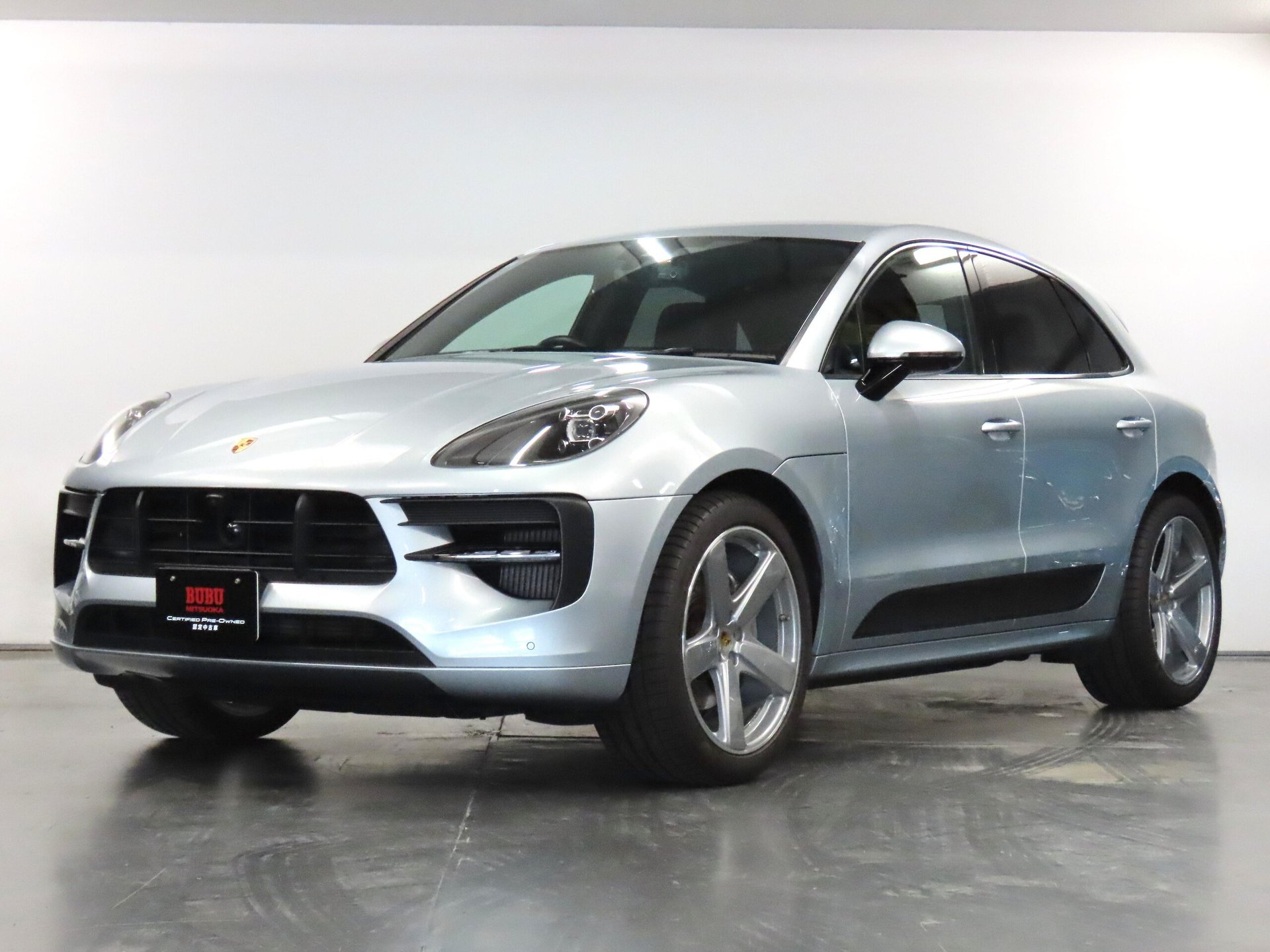 PORSCHE MACAN - View 1