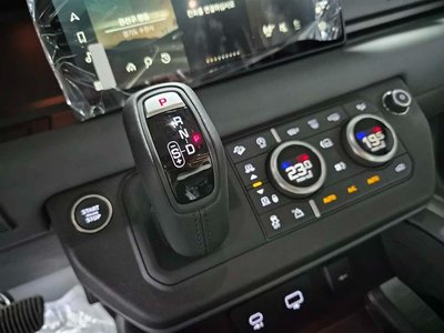 LAND ROVER DEFENDER - 10