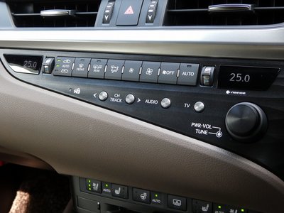 2019 Lexus ES thumbnail 39