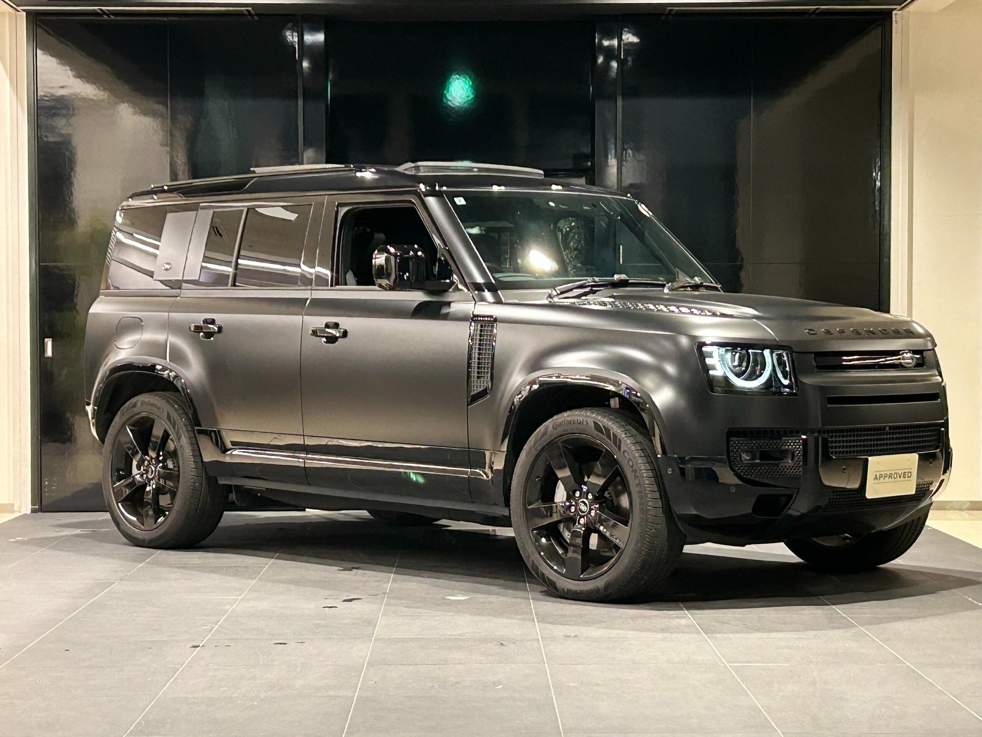 LAND ROVER DEFENDER - View 1