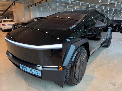 TESLA CYBERTRUCK - 2