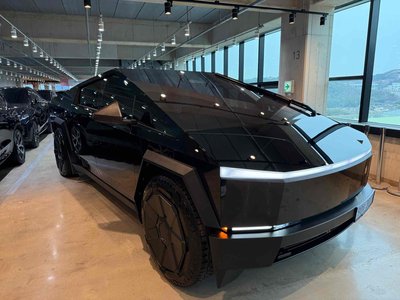 TESLA CYBERTRUCK - 1