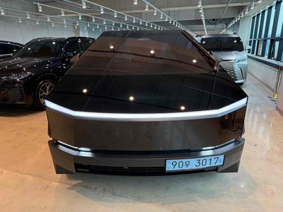 TESLA CYBERTRUCK - 4