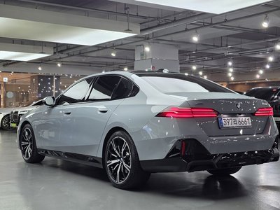 2025 BMW 5 SERIES — фото 4
