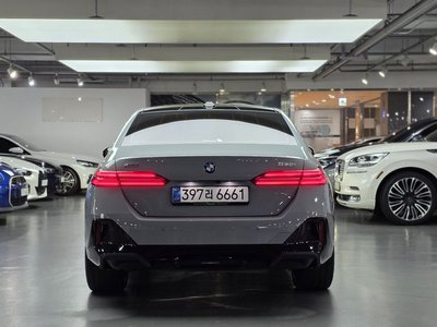 2025 BMW 5 SERIES — фото 2