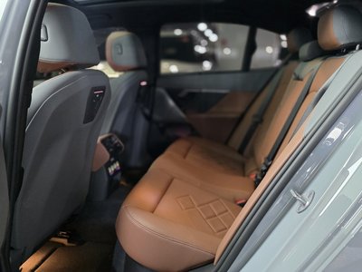 2025 BMW 5 SERIES — фото 10