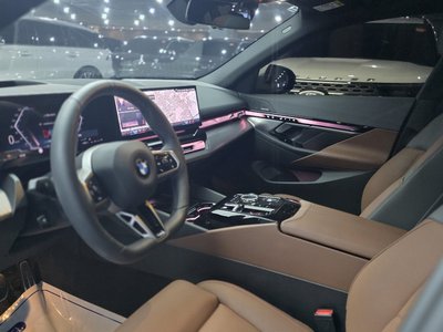 2025 BMW 5 SERIES — фото 5