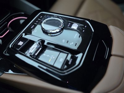 2025 BMW 5 SERIES — фото 9