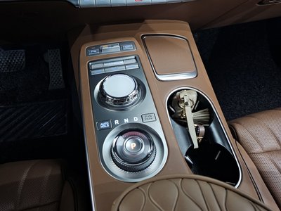 صورة 9 لـ 2022 Genesis GV70