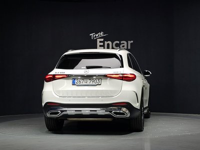 2025 Mercedes-BENZ GLC photo 3