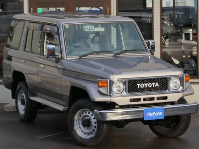 TOYOTA LAND CRUISER 70 - 6