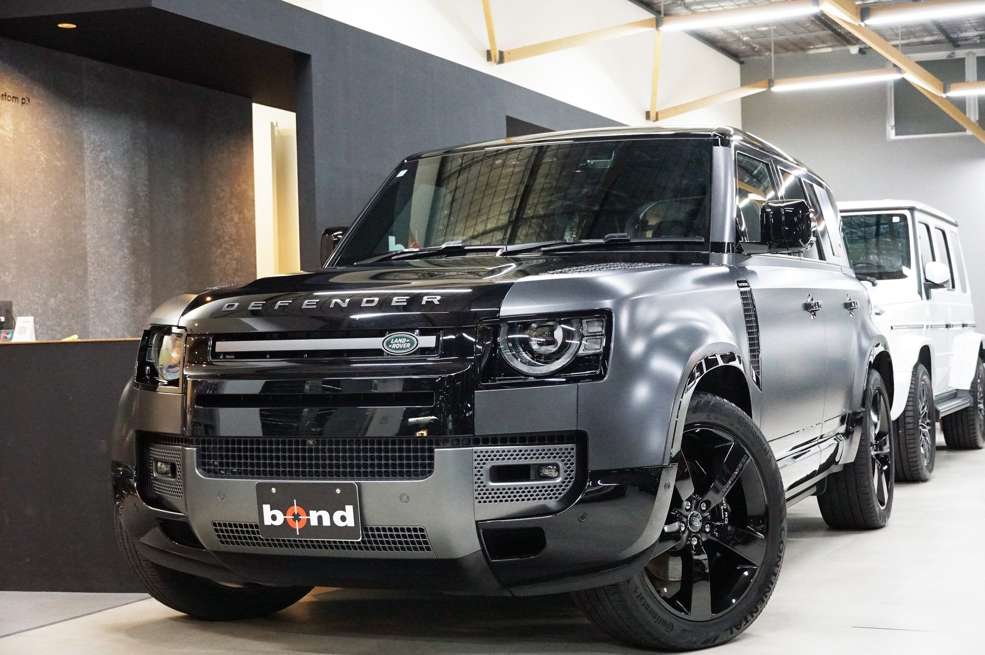 LAND ROVER DEFENDER - View 1