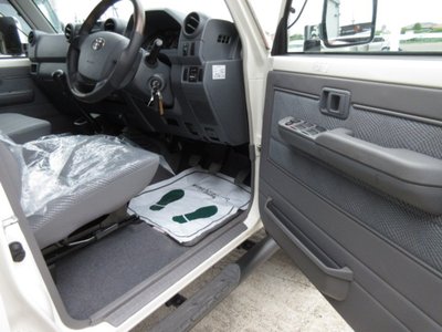 صورة مصغرة 23 لـ 2014 Toyota LAND CRUISER 70