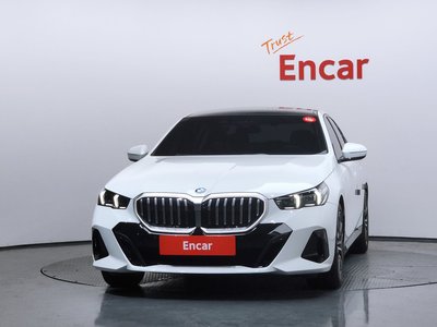 2025 BMW 5 SERIES 照片 2