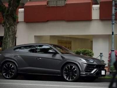 LAMBORGHINI URUS - 1
