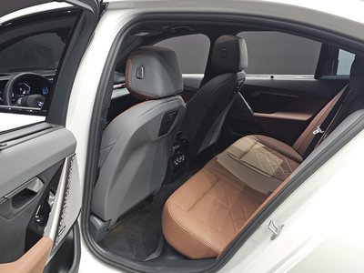 2025 BMW 5 SERIES — миниатюра 11