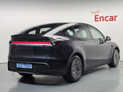 TESLA MODEL Y - 3