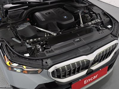 2025 BMW 5 SERIES photo 7