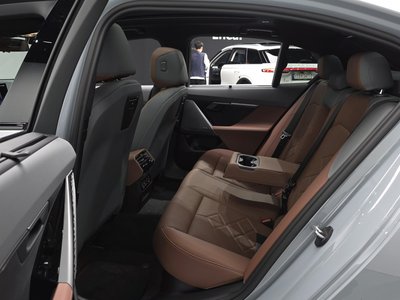 2025 BMW 5 SERIES — миниатюра 18