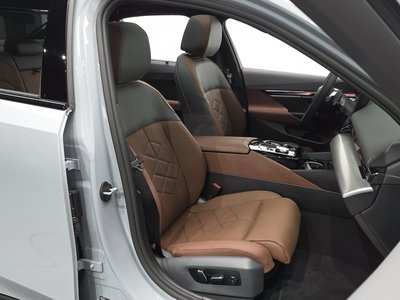 2025 BMW 5 SERIES — миниатюра 16