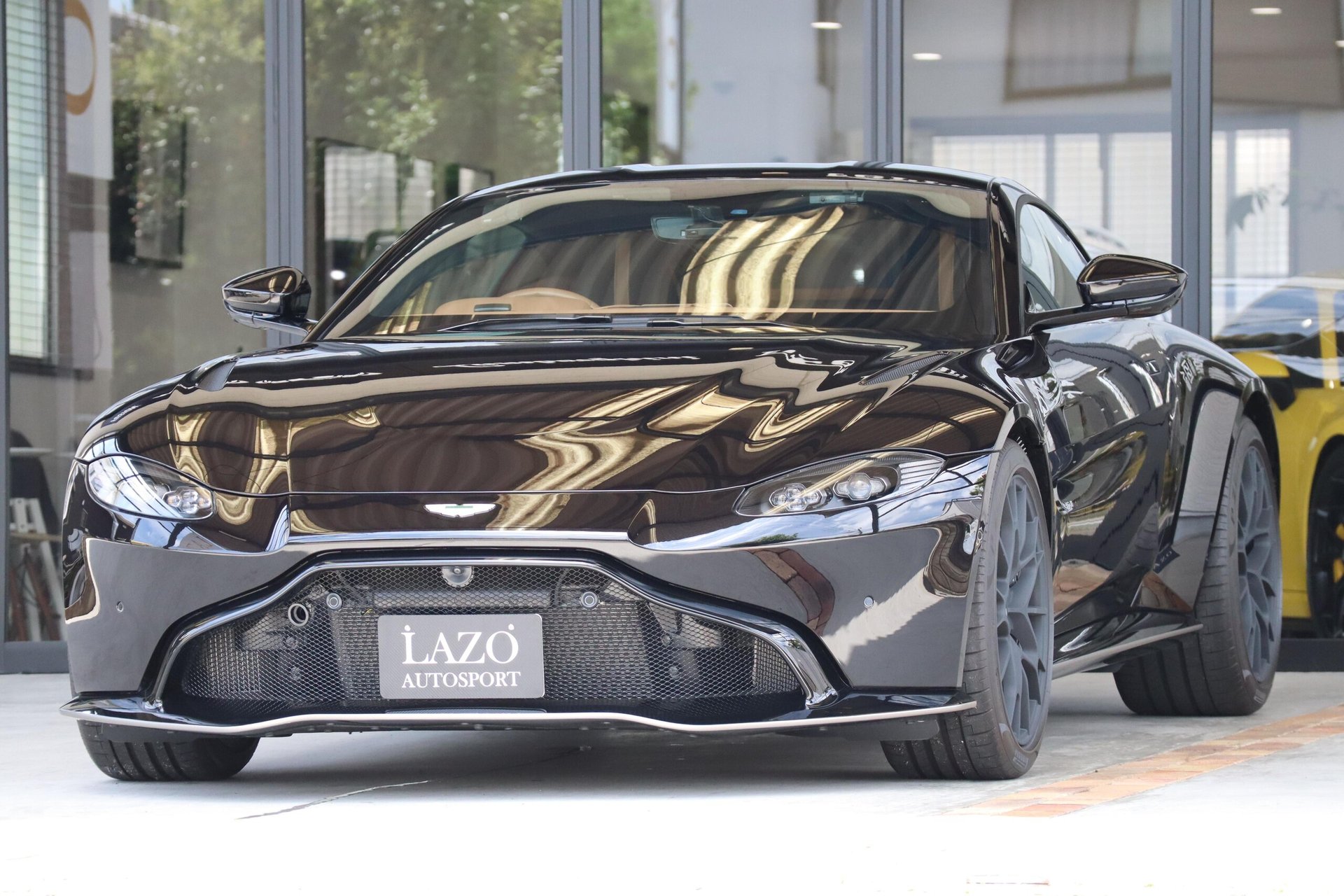 ASTON MARTIN VANTAGE - View 1