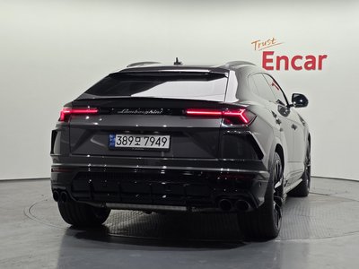 2022 Lamborghini URUS photo 3