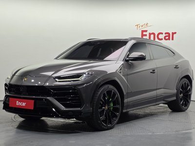 2022 Lamborghini URUS photo 1