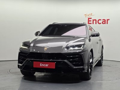 2022 Lamborghini URUS photo 2