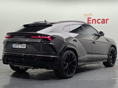 2022 Lamborghini URUS photo 4