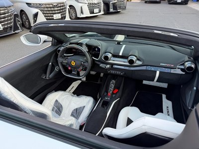 صورة 38 لـ 2023 Ferrari 812 GTS