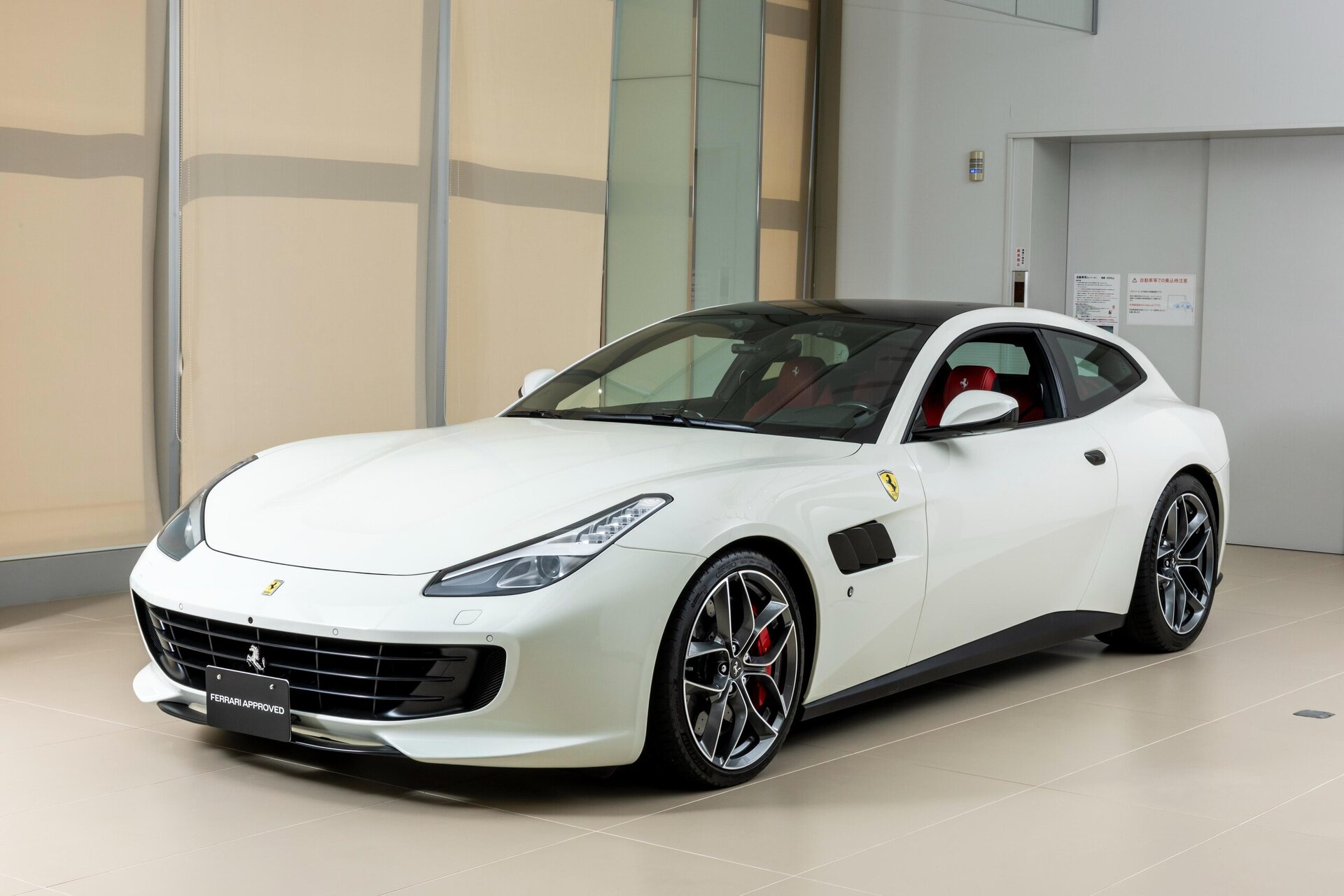 FERRARI GTC4 LUSSO - View 1