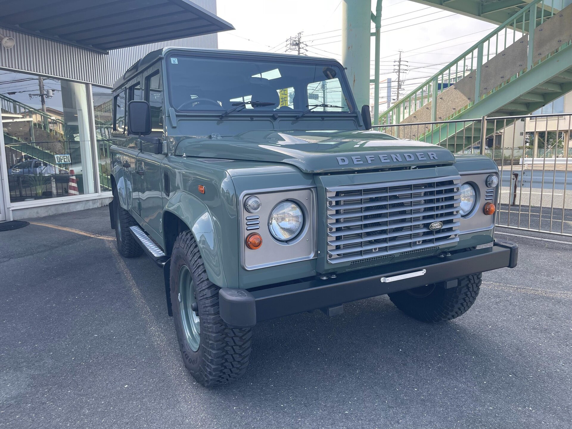 LAND ROVER DEFENDER - View 1