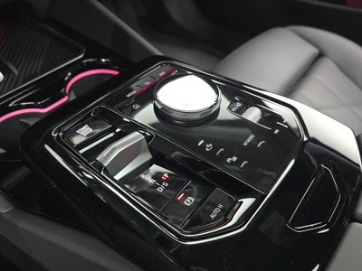 2025 BMW 5 SERIES — фото 9