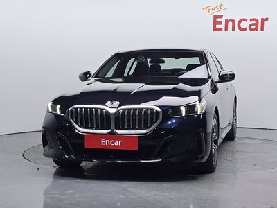 2025 BMW 5 SERIES — фото 2