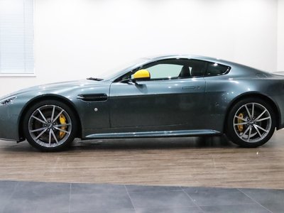 ASTON MARTIN V8 - 10