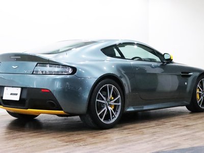 ASTON MARTIN V8 - 9