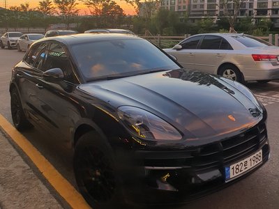 PORSCHE MACAN - 1
