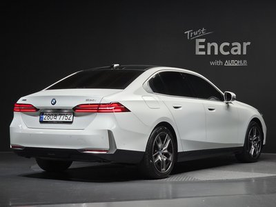 2023 BMW 5 SERIES — фото 4