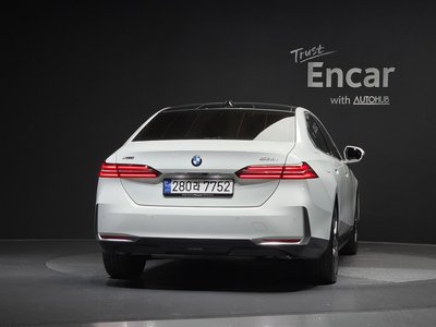 2023 BMW 5 SERIES — фото 3