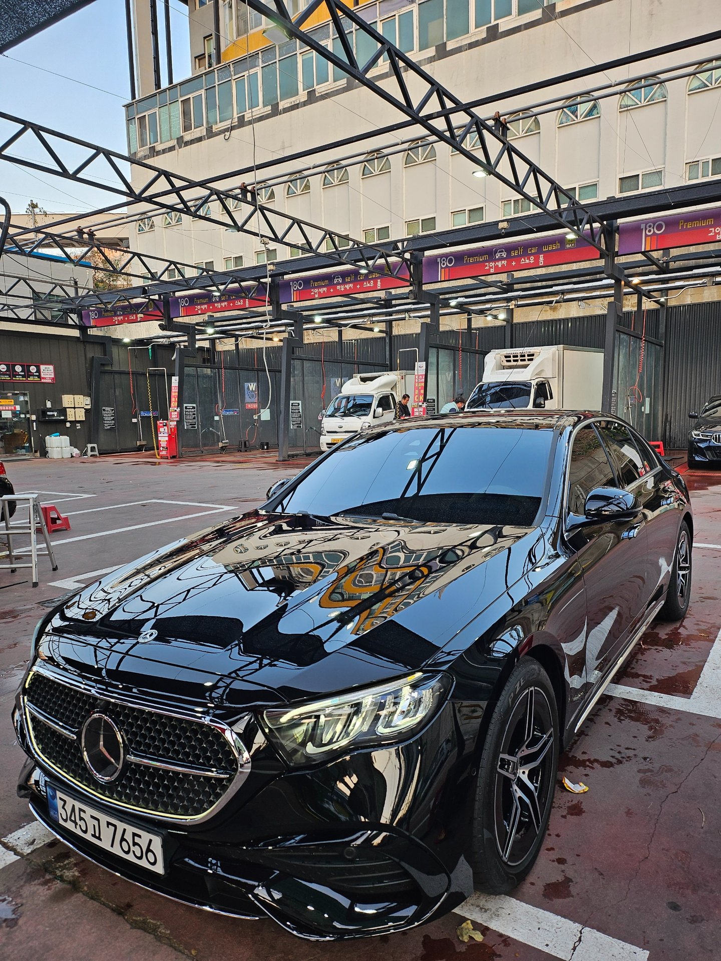 MERCEDES-BENZ E-CLASS - View 1