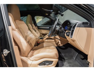 2023 Porsche CAYENNE photo 3