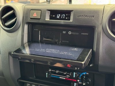 TOYOTA LAND CRUISER 70 - 8