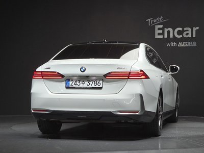 2025 BMW 5 SERIES — фото 4
