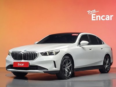 2025 BMW 5 SERIES — фото 1