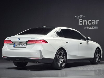 2025 BMW 5 SERIES — фото 2