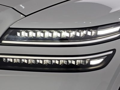 2025 Genesis GV80 photo 9