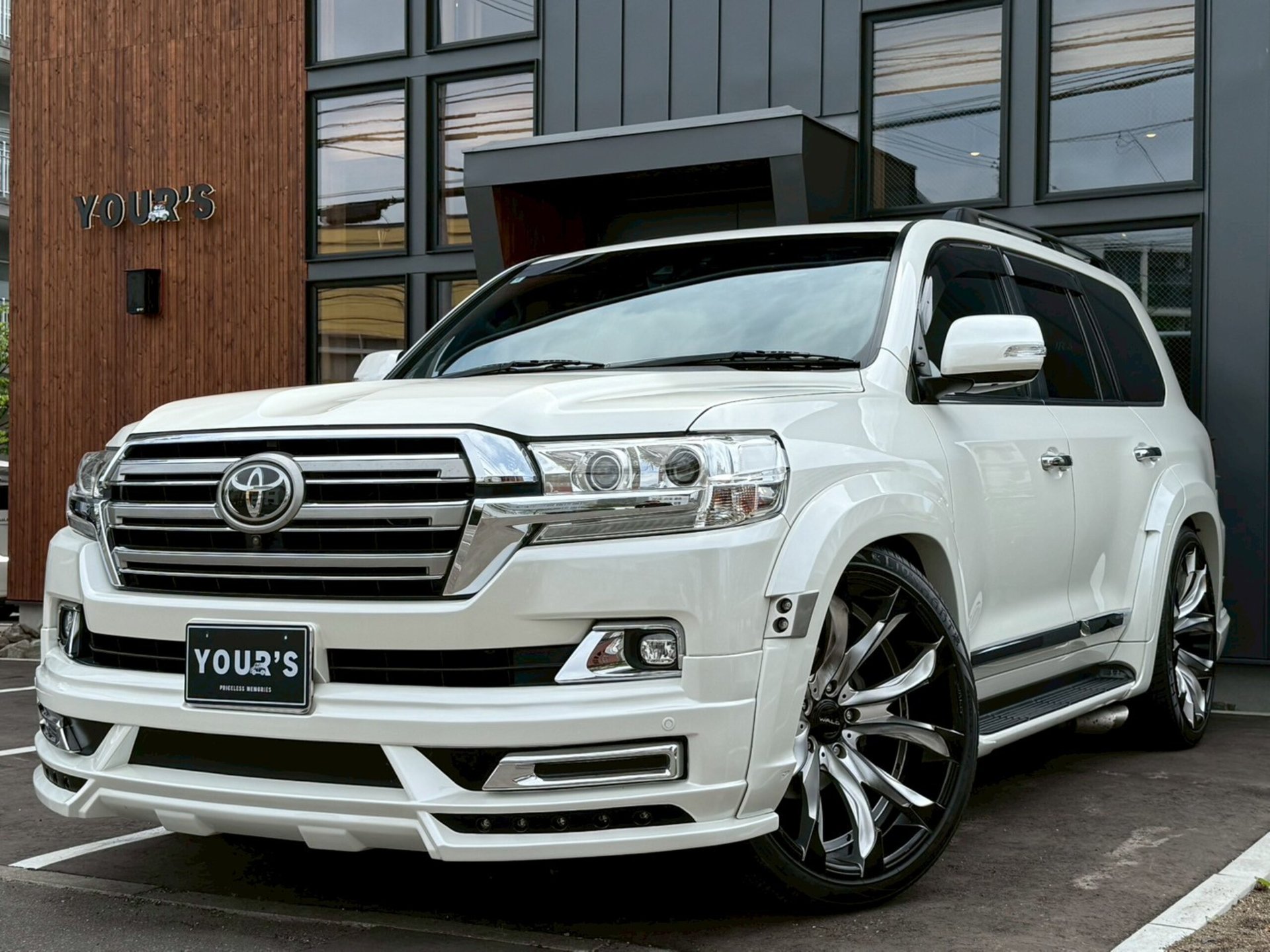 TOYOTA LAND CRUISER 200 - View 1