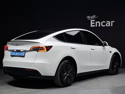TESLA MODEL Y - 3