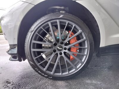 ASTON MARTIN DBX - 4