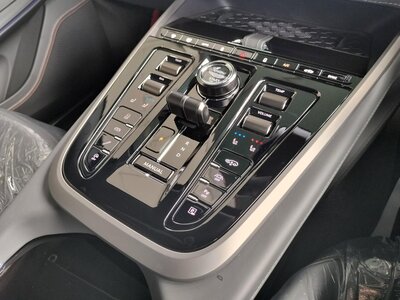 ASTON MARTIN DBX - 5